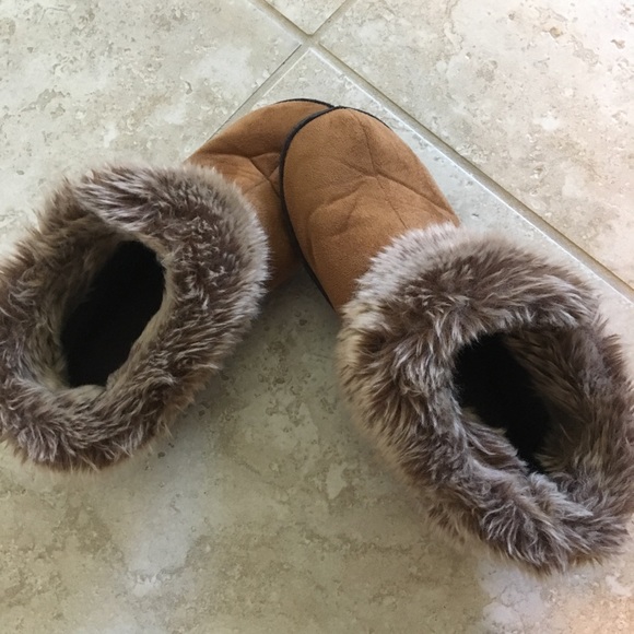isotoner Shoes - Ladies Isotoner slippers 7.5-8 isotoner Shoes - Ladies Isotoner slippers 7.5-8
